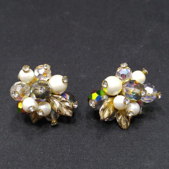 Vendome Floral Bead Crystal Clip Earrings, Faux Pearls, Vitrail Crystal, 1960s - Picture 5 of 10